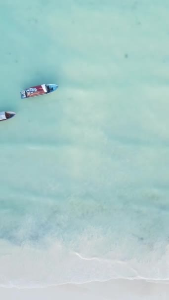 Video barcos verticales en el océano cerca de la costa de Zanzíbar, Tanzania — Vídeos de Stock