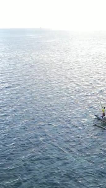 Barcos de vídeo verticais no oceano perto da costa de Zanzibar, na Tanzânia — Vídeo de Stock