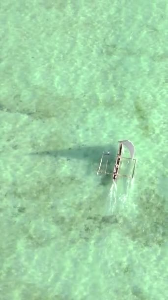 Barcos de vídeo verticais no oceano perto da costa de Zanzibar, na Tanzânia — Vídeo de Stock