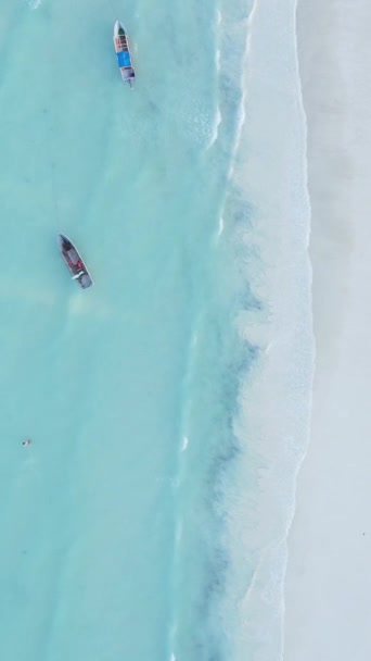 Video barche verticali nell'oceano vicino alla costa di Zanzibar, Tanzania — Video Stock