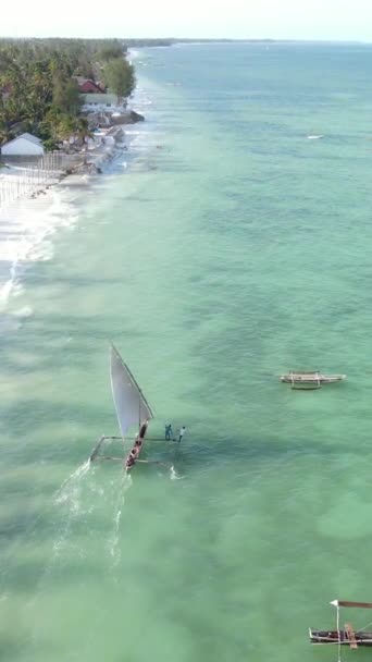 Bateaux vidéo verticaux dans l'océan près de la côte de Zanzibar, Tanzanie — Video