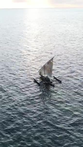 Video barcos verticales en el océano cerca de la costa de Zanzíbar, Tanzania — Vídeos de Stock