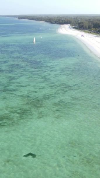 Vertikale Videoboote im Ozean vor der Küste von Sansibar, Tansania — Stockvideo