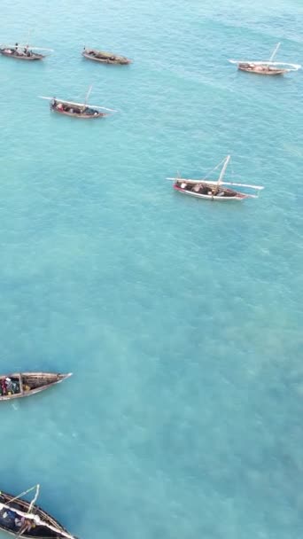 Tanzanya 'nın Zanzibar kıyısındaki okyanusta dikey video tekneleri — Stok video