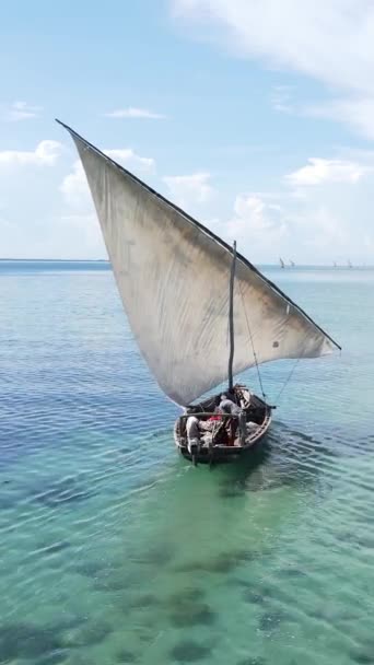 Barcos de vídeo verticais no oceano perto da costa de Zanzibar, na Tanzânia — Vídeo de Stock