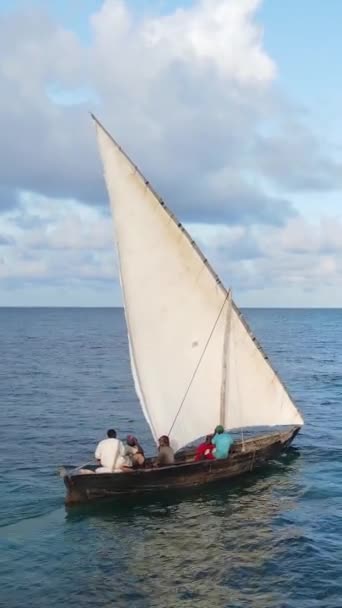 Kapal video vertikal di laut dekat pantai Zanzibar, Tanzania — Stok Video