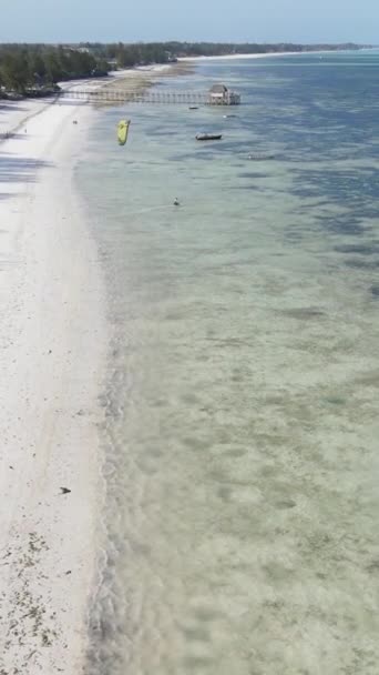 Vertikala videobåtar i havet nära kusten i Zanzibar, Tanzania — Stockvideo