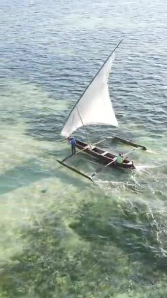 탄자니아 잔지바르 해안 근처에 있는 대양의 수직 비디오 보트 — 비디오