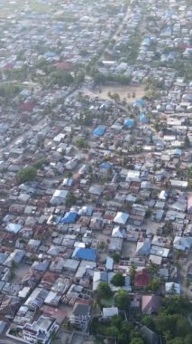 Zanzibar, Tanzanya - sahile yakın evlerin havadan görünüşü, dikey video