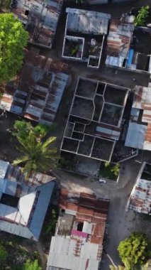 Zanzibar, Tanzanya - sahile yakın evlerin havadan görünüşü, dikey video