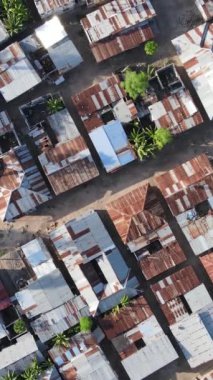 Zanzibar, Tanzanya - sahile yakın evlerin havadan görünüşü, dikey video