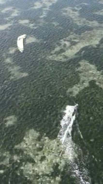Tanzanya 'nın Zanzibar kıyısında dikey video uçurtması