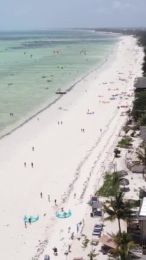 Tanzanya 'nın Zanzibar kıyısında dikey video uçurtması