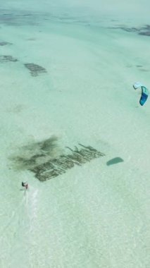 Tanzanya 'nın Zanzibar kıyısında dikey video uçurtması
