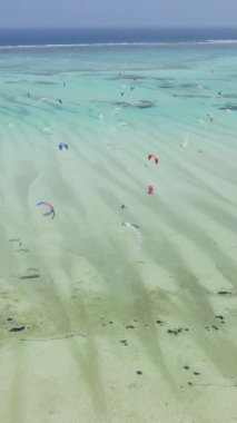 Tanzanya 'nın Zanzibar kıyısında dikey video uçurtması