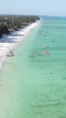 Tanzanya 'nın Zanzibar kıyısında dikey video uçurtması