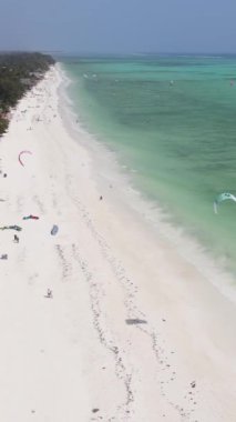 Tanzanya 'nın Zanzibar kıyısında dikey video uçurtması