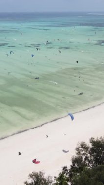 Tanzanya 'nın Zanzibar kıyısında dikey video uçurtması
