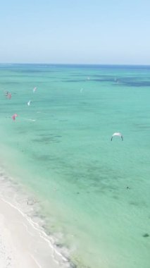 Tanzanya 'nın Zanzibar kıyısında dikey video uçurtması