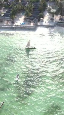 Tanzanya 'nın Zanzibar kıyısındaki okyanusun dikey videosu