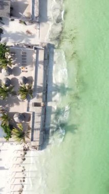 Tanzanya 'nın Zanzibar kıyısındaki okyanusun dikey videosu