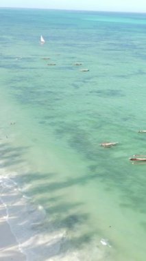 Tanzanya 'nın Zanzibar kıyısındaki okyanusun dikey videosu