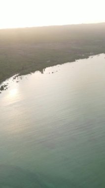 Tanzanya 'nın Zanzibar kıyısındaki okyanusun dikey videosu