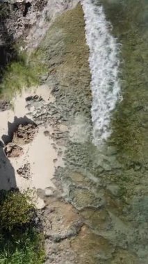 Tanzanya 'nın Zanzibar kıyısındaki okyanusun dikey videosu