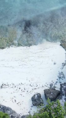 Tanzanya 'nın Zanzibar kıyısındaki okyanusun dikey videosu