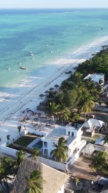 Tanzanya 'nın Zanzibar kıyısındaki okyanusun dikey videosu