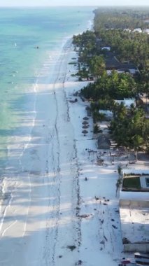 Tanzanya 'nın Zanzibar kıyısındaki okyanusun dikey videosu