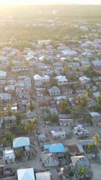 Sansibar, Tansania - Luftaufnahme von Häusern in Küstennähe, vertikales Video — Stockvideo