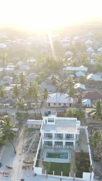 Zanzíbar, Tanzania - vista aérea de casas cerca de la costa, vídeo vertical — Vídeo de stock