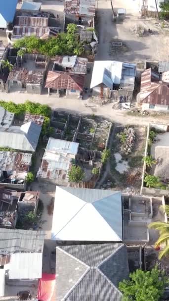 Sansibar, Tansania - Luftaufnahme von Häusern in Küstennähe, vertikales Video — Stockvideo