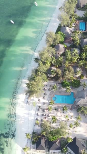 Zanzibar, Tanzânia - vista aérea de casas perto da costa, vídeo vertical — Vídeo de Stock