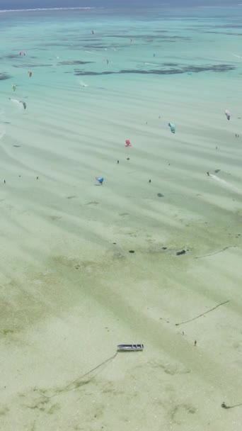 Kitesurf de vídeo vertical perto da costa de Zanzibar, na Tanzânia — Vídeo de Stock