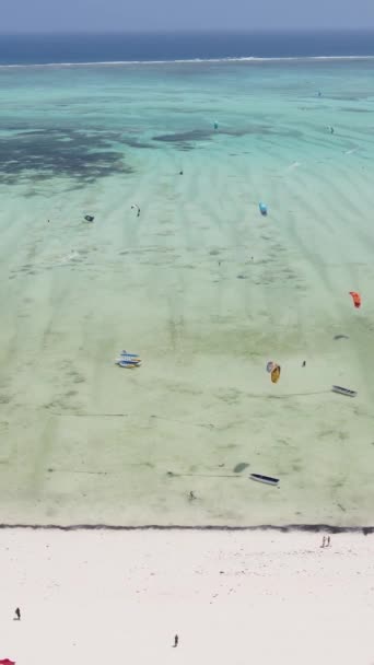 Függőleges videó kitesurfing közelében partján Zanzibar, Tanzánia — Stock videók