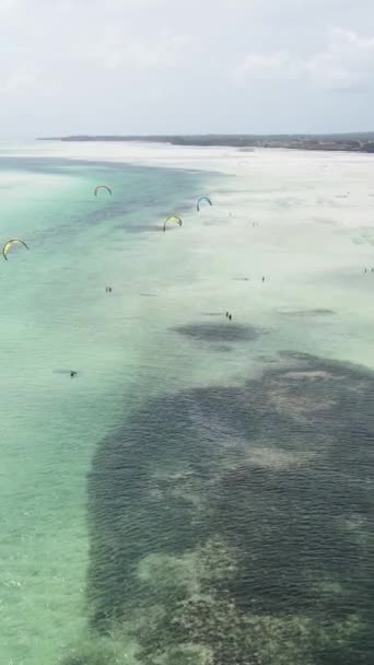 Vertikal video kitesurfing nära stranden av Zanzibar, Tanzania — Stockvideo