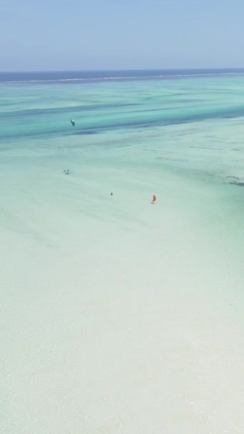 Video kitesurf verticale vicino alla riva di Zanzibar, Tanzania — Video Stock