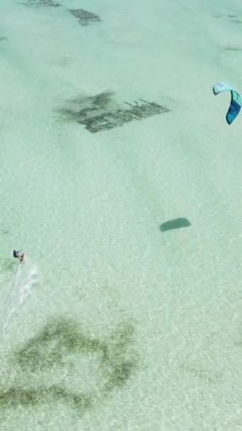 Kitesurf de vídeo vertical perto da costa de Zanzibar, na Tanzânia — Vídeo de Stock