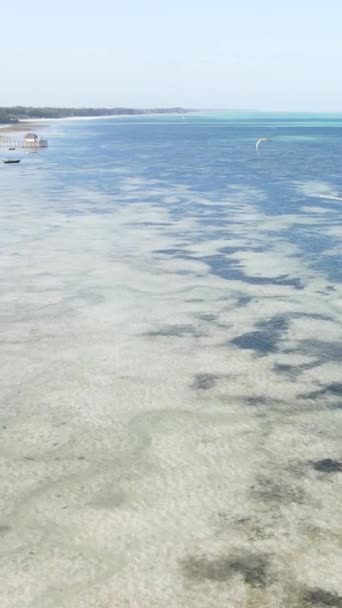 Kitesurf de vídeo vertical perto da costa de Zanzibar, na Tanzânia — Vídeo de Stock