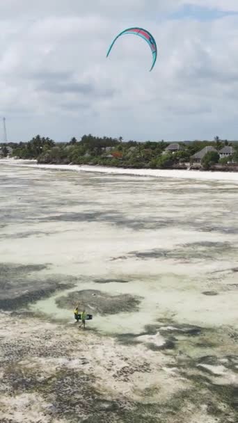 Függőleges videó kitesurfing közelében partján Zanzibar, Tanzánia — Stock videók