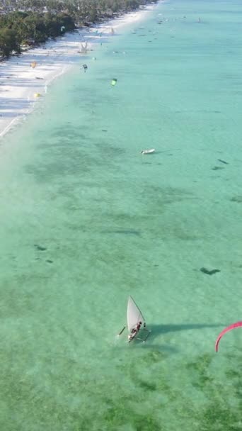 Vidéo verticale de kitesurf près du rivage de Zanzibar, Tanzanie — Video