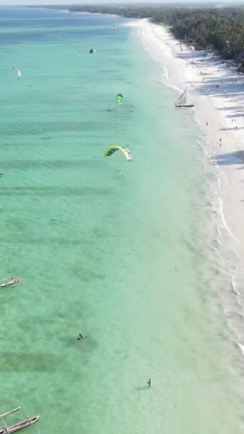 Függőleges videó kitesurfing közelében partján Zanzibar, Tanzánia — Stock videók