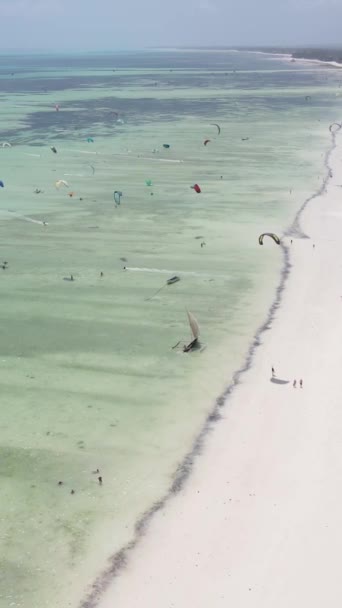 Kitesurf de vídeo vertical perto da costa de Zanzibar, na Tanzânia — Vídeo de Stock