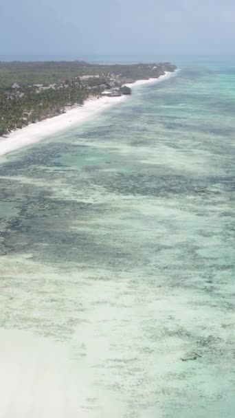 Vertikal video av havet nära kusten i Zanzibar, Tanzania — Stockvideo