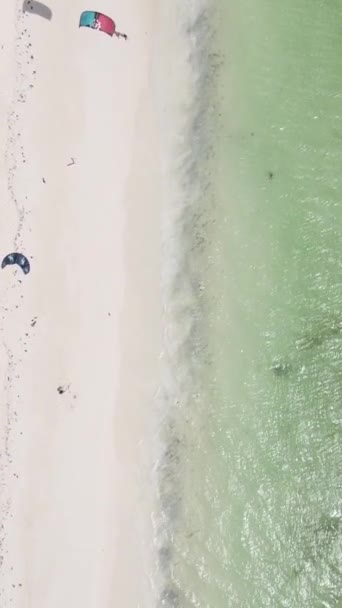 Video verticale dell'oceano vicino alla costa di Zanzibar, Tanzania — Video Stock