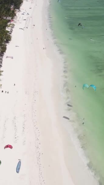 Vertikální video oceánu u pobřeží Zanzibaru, Tanzanie — Stock video