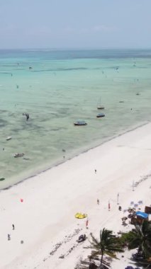 Tanzanya 'nın Zanzibar kıyısındaki okyanusun dikey videosu