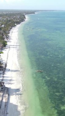 Tanzanya 'nın Zanzibar kıyısındaki okyanusun dikey videosu